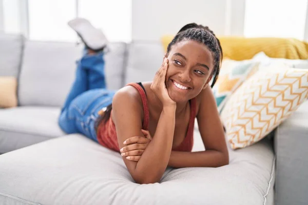 Africano Americano Mulher Sorrindo Confiante Deitado Sofá Casa — Fotografia de Stock