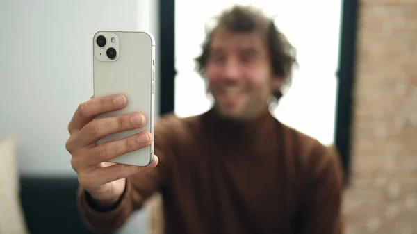 Jonge Spaanse Man Maken Selfie Door Smartphone Zitten Bank Thuis — Stockfoto