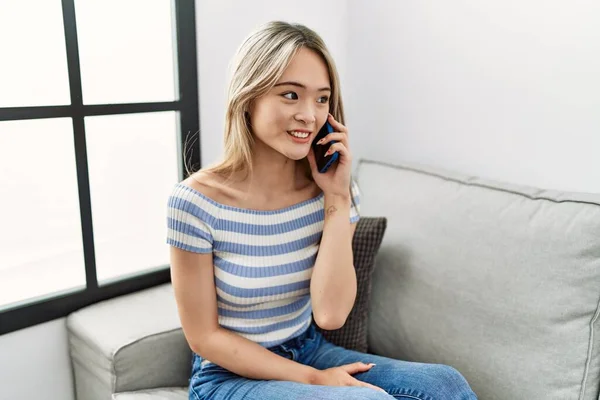 Молодая Китаянка Уверенно Улыбается Разговаривая Смартфоне Дома — стоковое фото