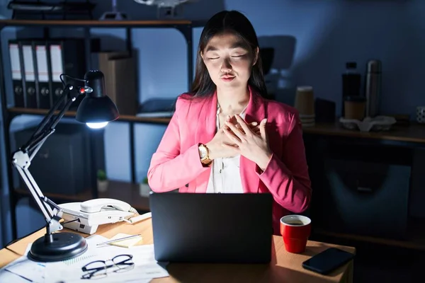 Chinese Young Woman Working Office Night Smiling Hands Chest Closed — Stockfoto