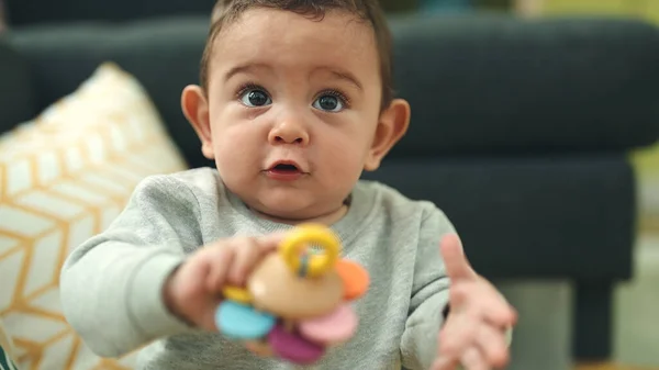 Bedårande Hispanic Baby Hålla Leksak Sitter Golvet Hemma — Stockfoto