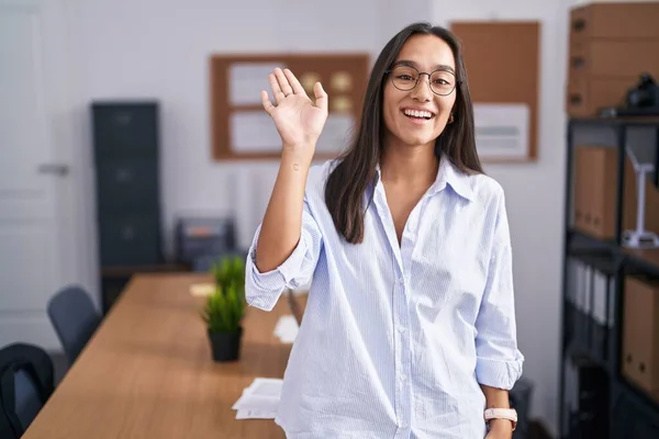 Young Hispanic Woman Office Waiving Saying Hello Happy Smiling Friendly — Fotografia de Stock