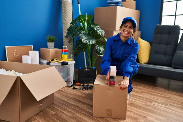 Młoda Latynoska Pracownica Pakowanie Pakiet Nowym Domu — Zdjęcie stockowe