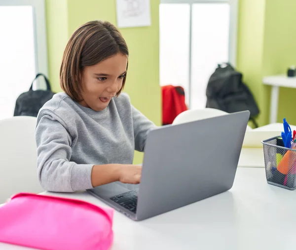 Liebenswert Hispanisch Junge Student Using Laptop Sitting Table Classroom — Stockfoto