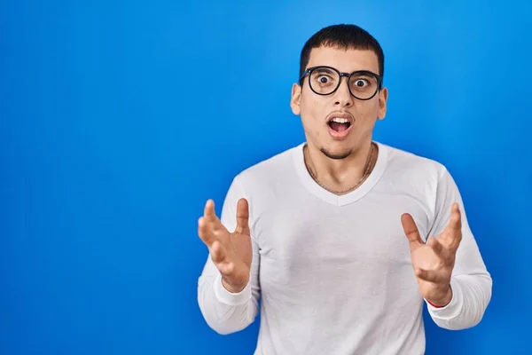 Genç Arap Adam Günlük Beyaz Gömlek Gözlük Takıyor Deli Gibi — Stok fotoğraf