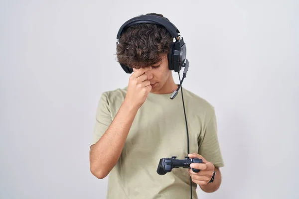 Spansktalande Tonåring Spelar Spel Håller Controller Trött Gnugga Näsa Och — Stockfoto