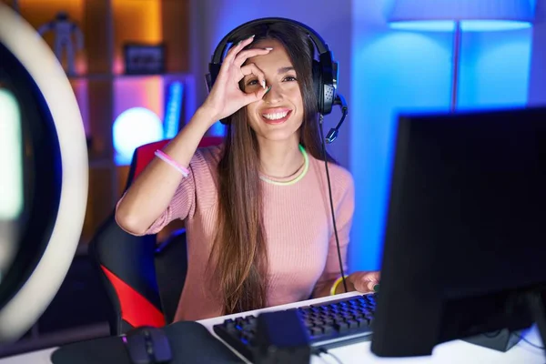 Young Hispanic Woman Playing Video Games Doing Gesture Hand Smiling — Stok fotoğraf
