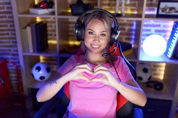 Joven Mujer Rubia Streamer Sonriendo Confiado Haciendo Símbolo Del Corazón — Foto de Stock