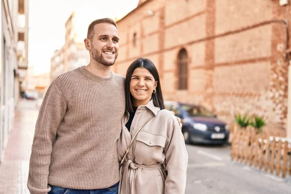 Man Vrouw Paar Glimlachen Zelfverzekerd Knuffelen Elkaar Staan Straat — Stockfoto