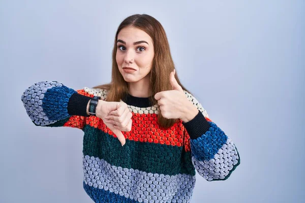 Young Hispanic Girl Standing Blue Background Doing Thumbs Disagreement Agreement — Fotografia de Stock