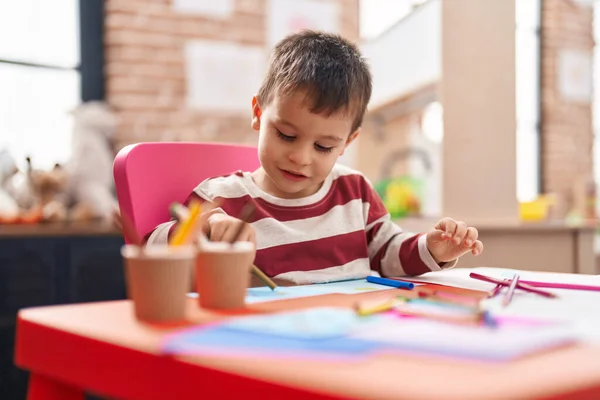 Чарівний Малюк Студент Малює Блокноті Сидячи Столі Дитячому Саду — стокове фото