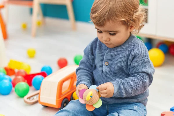 Entzückendes Hispanisches Kleinkind Mit Spielzeug Auf Dem Boden Kindergarten — Stockfoto
