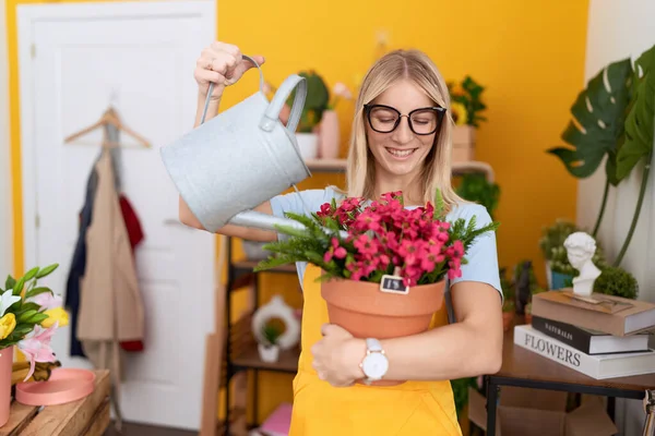 Young Blonde Woman Florist Smiling Confident Watering Plant Flower Shop — Fotografia de Stock