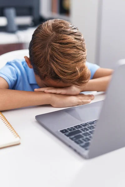 Adorável Hispânico Menino Estudante Usando Computador Com Expressão Estressada Sala — Fotografia de Stock