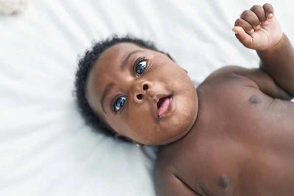 Afrikanskt Amerikanskt Barn Liggande Sängen Med Avslappnat Uttryck Sovrummet — Stockfoto