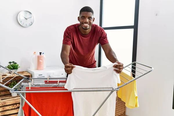 Jonge Afro Amerikaanse Man Glimlachend Vol Vertrouwen Hangende Kleren Wasruimte — Stockfoto
