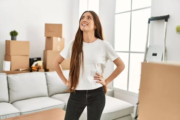 Young Hispanic Woman Smiling Confident Standing New Home — Stock Photo, Image