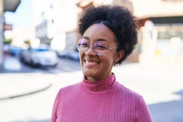 African American Woman Smiling Confident Looking Side Street — Stockfoto