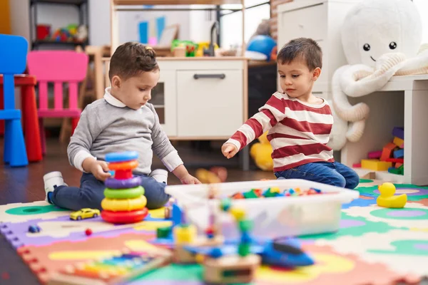Dvě Děti Hrají Hračkami Sedícími Podlaze Školce — Stock fotografie
