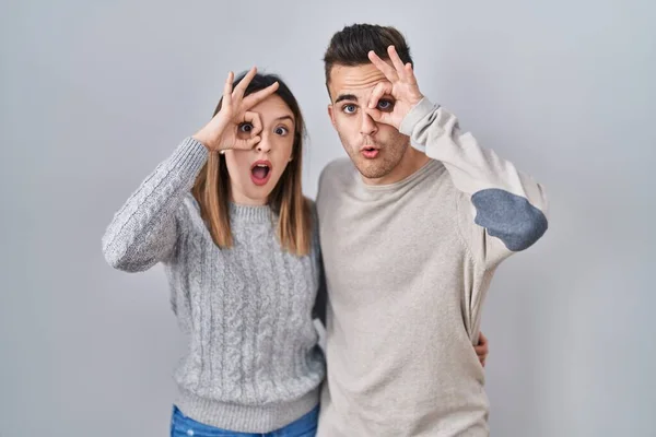 Beyaz Arka Planda Dikilen Genç Spanyol Çift Şaşırmış Yüz Ifadesiyle — Stok fotoğraf