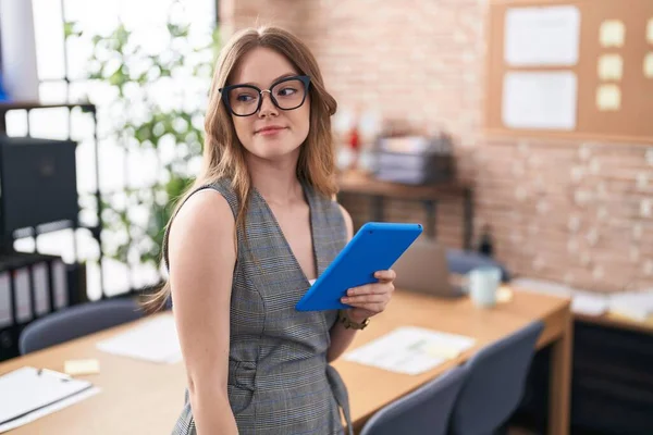 Ofiste Çalışan Beyaz Bir Kadın Gözlüklü Gülümseyen Yan Bakan Düşünen — Stok fotoğraf