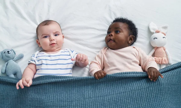 Dos Bebés Adorables Tumbados Cama Dormitorio —  Fotos de Stock