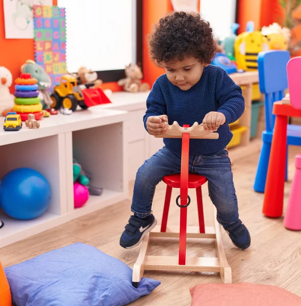 Adorável Criança Hispânica Brincando Com Renas Balançando Jardim Infância — Fotografia de Stock