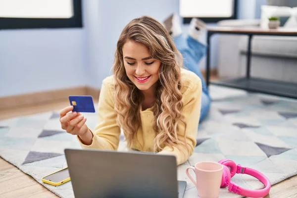 Ung Kvinna Som Använder Laptop Och Kreditkort Ligger Golvet Hemma — Stockfoto