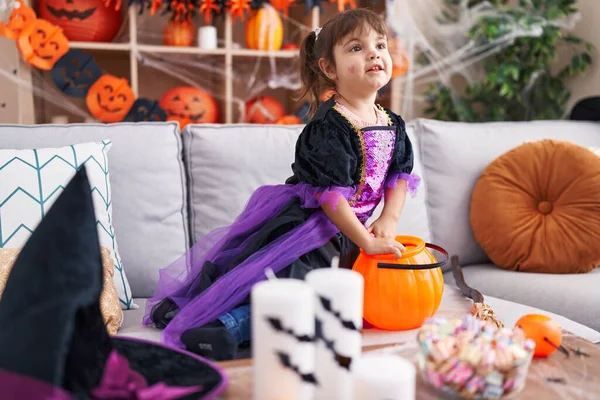 Adorable Chica Hispana Con Disfraz Halloween Sosteniendo Dulces Casa — Foto de Stock