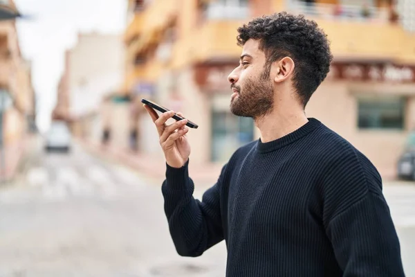 Молодой Араб Улыбается Уверенно Разговаривая Смартфону Улице — стоковое фото