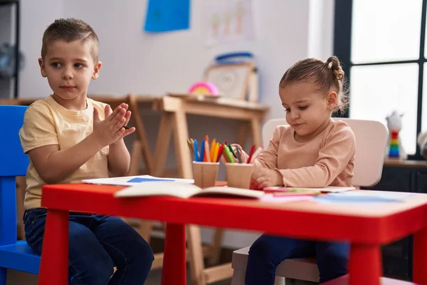 Two Kids Preschool Students Sitting Table Drawing Paper Kindergarten — ストック写真