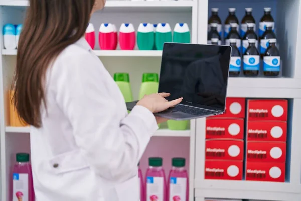 使用笔记本电脑在药店工作的年轻的高加索女药剂师 — 图库照片