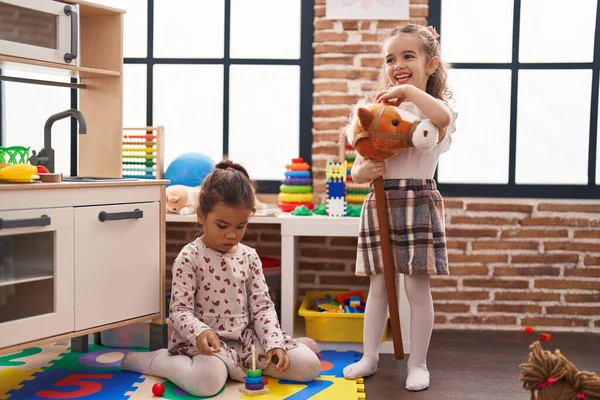 Dwoje Dzieci Bawiących Się Obręczami Końską Zabawką Przedszkolu — Zdjęcie stockowe