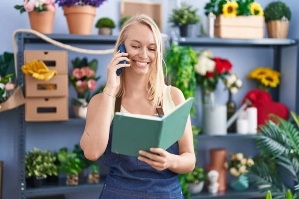 Junge Blonde Floristin Spricht Blumenladen Über Smartphone Lesebuch — Stockfoto