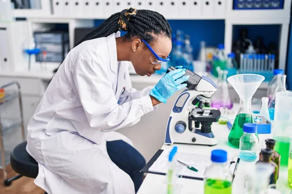 Cientista Afro Americana Usando Microscópio Laboratório — Fotografia de Stock