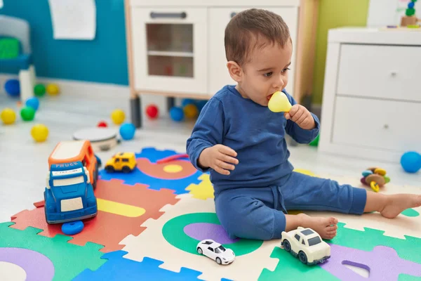 Liebenswert Hispanisch Kleinkind Lutschen Spielzeug Sitting Auf Boden Kindergarten — Stockfoto