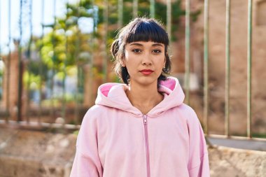 Sokakta rahat bir ifadeyle duran genç kadın.