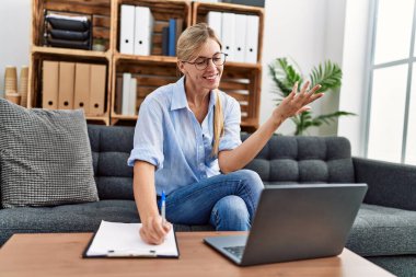 Genç sarışın kadın klinikte psikoloji dersi alıyor.