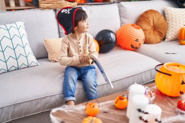 Sevimli İspanyol çocuk cadılar bayramı partisinde elinde kılıç tutuyor.