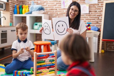 Çocuklu bir öğretmen, anaokulunda duygu terapisi görüyor.