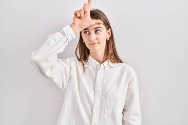 Kafkasyalı genç bir kadın izole arka planda duruyor. Alnında parmakları olan insanlarla dalga geçiyor. Ezik hareketler yapıyor, alay ediyor ve hakaret ediyor.. 