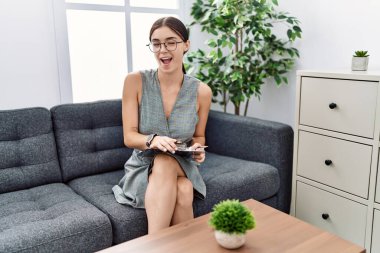 Psikoloji kliniğinde çalışan genç İspanyol kadın kameraya seksi bir ifadeyle bakıyor, neşeli ve mutlu bir yüzle.. 