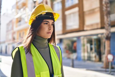 Sokakta ciddi bir ifadeyle duran genç, güzel İspanyol bir mimar.
