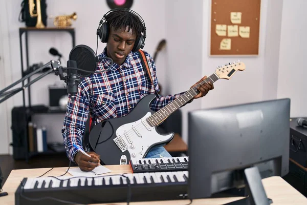 Afro Americano Músico Compõe Música Tocando Guitarra Elétrica Estúdio Música — Fotografia de Stock