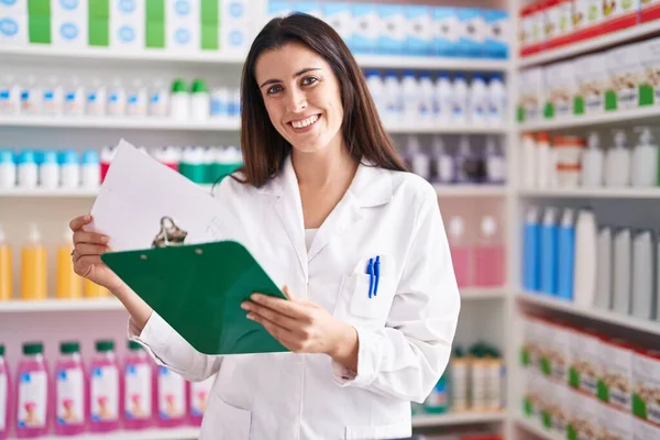 Young Beautiful Hispanic Woman Pharmacist Reading Document Standing Pharmacy — Zdjęcie stockowe
