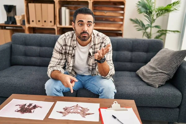 Young Hispanic Man Patient Having Rorschach Test Psychology Center — Stock Photo, Image