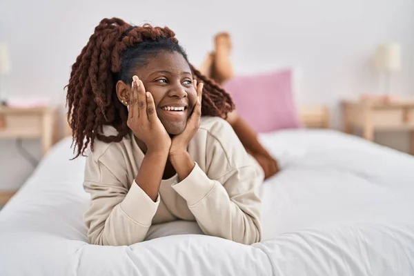 African American Woman Smiling Confident Lying Bed Bedroom — Stockfoto