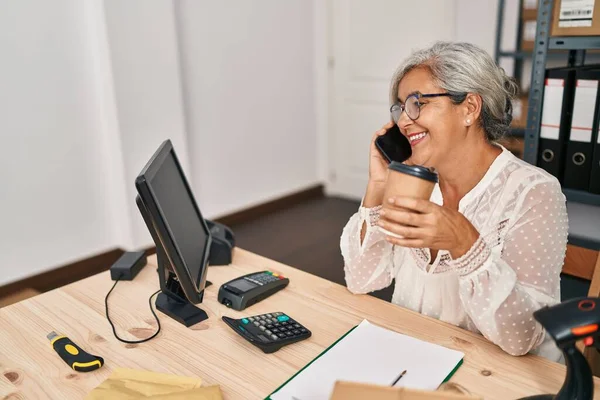 Mujer Mediana Edad Comercio Electrónico Trabajador Negocios Hablando Teléfono Inteligente — Foto de Stock