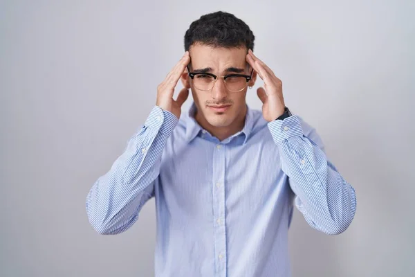 Hombre Hispano Guapo Usando Ropa Negocios Gafas Con Mano Cabeza —  Fotos de Stock