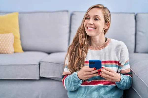 Young Blonde Woman Using Smartphone Sitting Floor Home — Foto de Stock